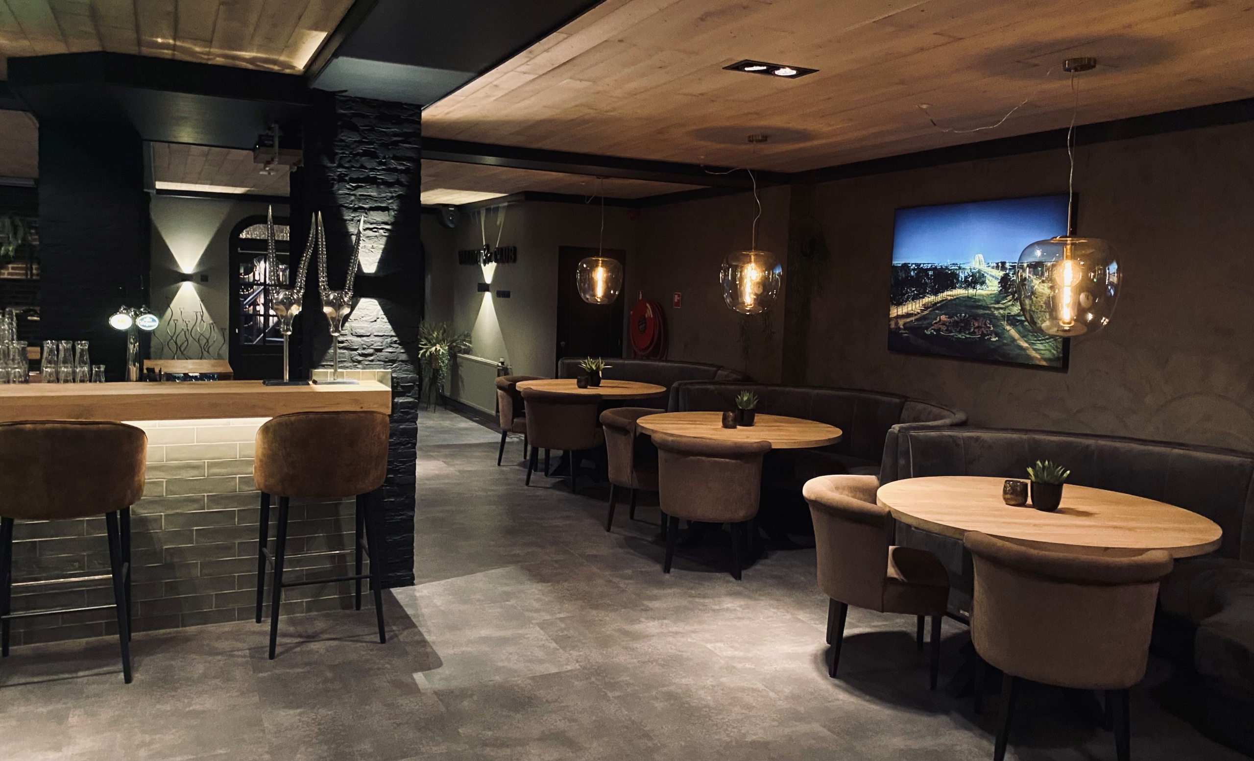 Foto benedenzaal bar en zaal