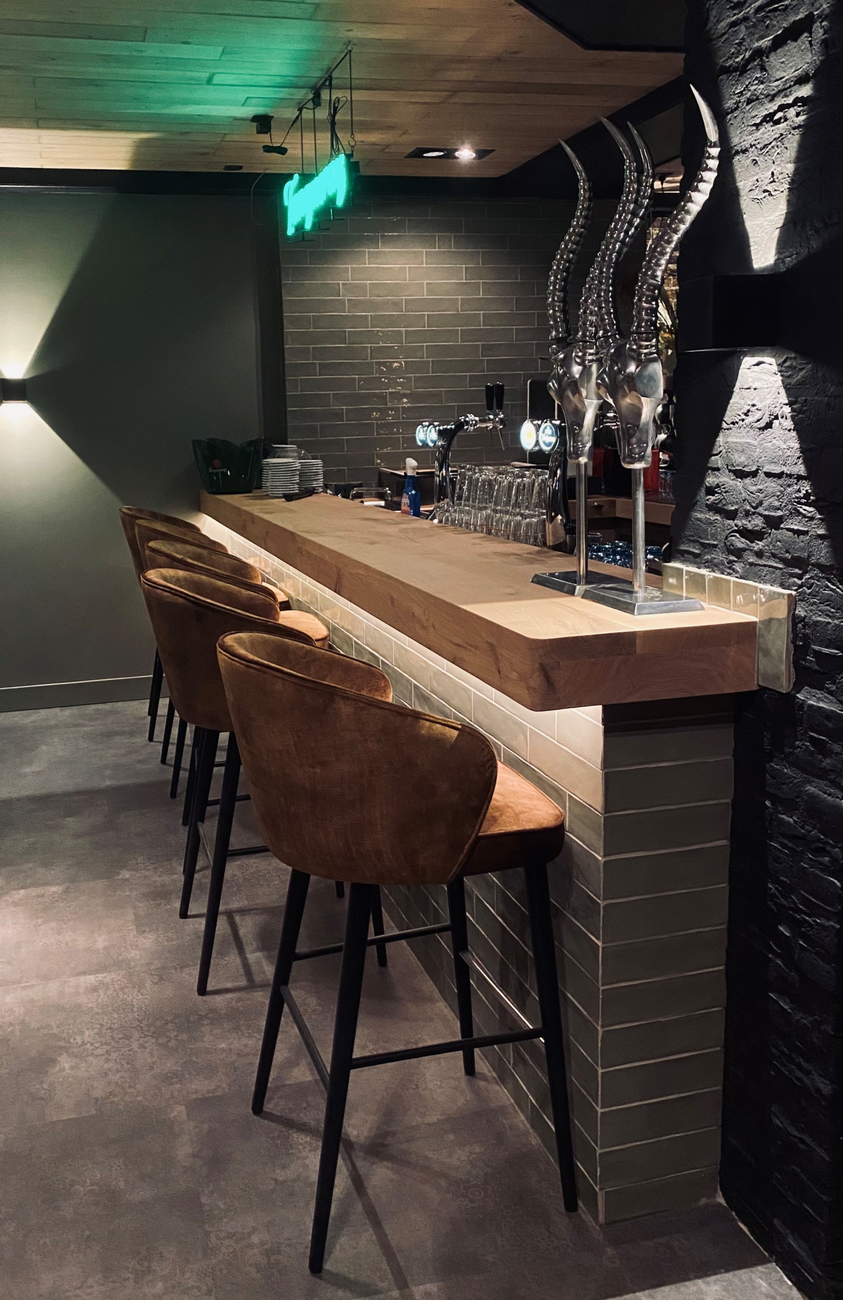 Foto benedenzaal bar groene tegels